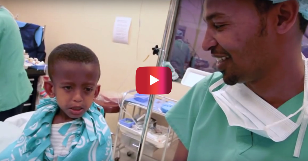 Heartwarming: Thoughtful nurse comforts boy before surgery by singing a song with him