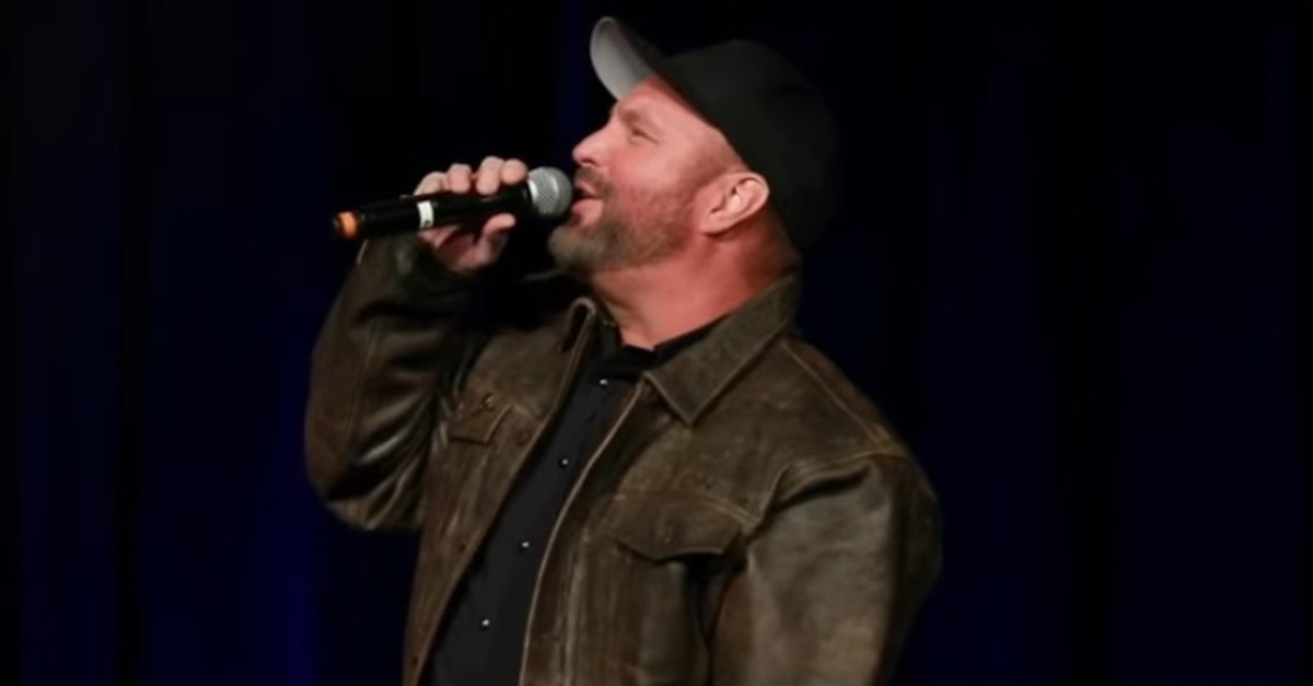 Garth Brooks just took his signature singalong to a whole new level ... - Rare.us